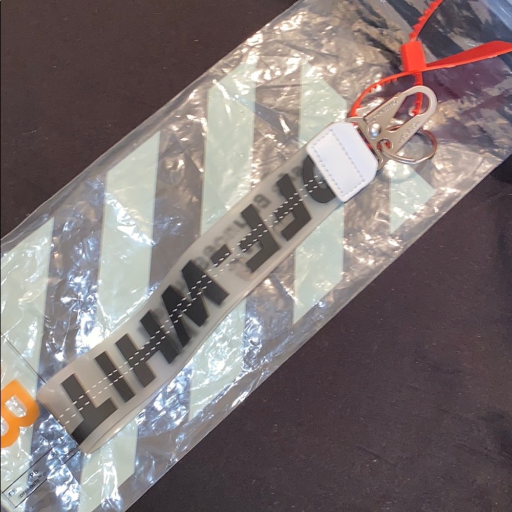 OFF WHITE KEY CHAIN